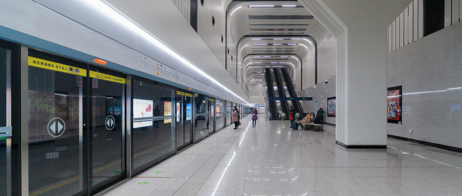 17116147567263183122.jpg 攝圖網(wǎng)_501190877_wx_地鐵站候車(chē)的人群(企業(yè)商用).jpg